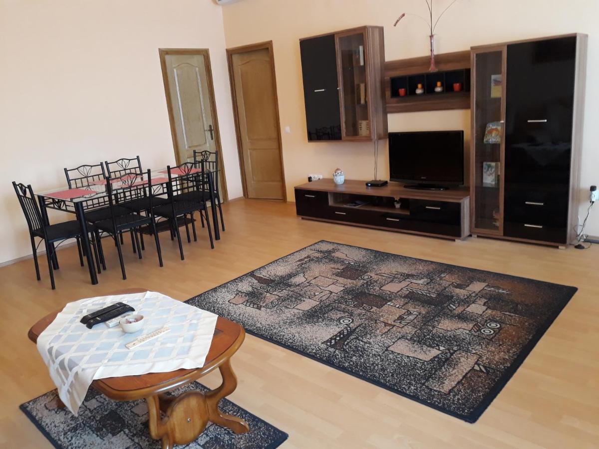 Piac Utcai Apartman Debrecen Exterior photo